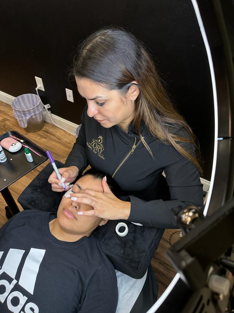 Zory realizando extensiones de pestañas